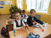 ''Дневник памяти блокады''. Ребята стараются сделать работу красиво и аккуратно. Школа № 97. 24 января 2024 года