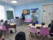 ''Масленицу встречаем!'' Библиотекарь Лилия Седнина рассказывает малышам о масленичных традициях. Библиотека им. В. Дубинина. 11 марта 2024 года