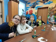 ''Масленицу встречаем!'' Воспитанники группы продленного дня со своими яркими поделками. Библиотека им. В. Дубинина. 11 марта 2024 года