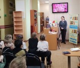 ''Мамы разные нужны, мамы всякие важны''. Библиотекарь Елена Владимировна Козонина рассказывает малышам подготовительной группы детского сада № 27 о празднике 8 Марта. Библиотека им. А.С. Грибоедова. 6 марта 2024 года