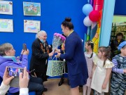 ''Никто не забыт, ничто не забыто!'' Заведующая библиотекой Собенникова Екатерина Петровна поздравляет ветерана войны Ухваткину Екатерину Петровну. ЦРДБ им. А. Пешкова. 6 мая 2024 года