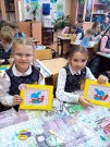 ''Пасхальные радости''. Юные мастерицы из гимназии № 50 в процессе работы над пасхальной открыткой. Гимназия № 50. 3 мая 2024 года