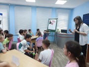 ''В тридевятом царстве, в Пушкинском государстве''. Сотрудник библиотеки Лилия Седнина рассказывает ребятам о жизни Пушкина. Библиотека им. В. Дубинина. 6 июня 2024 года