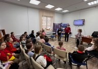 ''Весенние каникулы - ура!'' Идет розыгрыш названий команд между капитанами. Библиотека им. К. Симонова. 25 марта 2024 года
