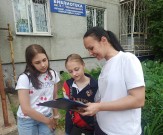 ''Всероссийская экологическая викторина''. Ответственная за проведение викторины - библиотекарь Юлия Марахтанова с юными участницами акции. Библиотека им. Н.Г. Чернышевского. 5 июня 2024 года