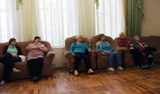 ''В сердце каждого потомка''. Участники встречи смотрят кадры военной кинохроники. ГБУ КЦСОН Нижегородского р-на Нижнего Новгорода. 1 февраля 2024 года