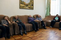 ''В сердце каждого потомка''. Участники встречи смотрят кадры военной кинохроники. ГБУ КЦСОН Нижегородского р-на Нижнего Новгорода. 1 февраля 2024 года