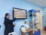 ''За одной партой с Пушкиным''. Лилия Александровна Седнина показывает ребятам табель успеваемости Саши Пушкина. Библиотека им. В. Дубинина. 19 февраля 2024 года