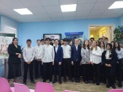 ''За одной партой с Пушкиным''. Участники познавательного занятия. Фото на память. Библиотека им. В. Дубинина. 19 февраля 2024 года