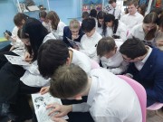 ''За одной партой с Пушкиным''. Старшеклассники пытаются разобрать почерк великого поэта по копии его записей. Библиотека им. В. Дубинина. 19 февраля 2024 года
