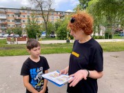 ''Безопасное лето''. Библиотекарь Елена Станишевская инструктирует, как правильно вести себя у водоёмов. Территория около ЦРДБ им. А. Пешкова. Июль 2025