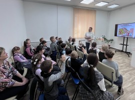 ''У нас в гостях Юлия Варнакова!'' Идет оживленное общение школьников с писательницей. Библиотека им. К. Симонова. 24 марта 2025 года