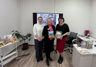 ''У нас в гостях Юлия Варнакова!'' Юлия Варнакова с сотрудницами библиотеки. Библиотека им. К. Симонова. 24 марта 2025 года