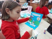 ''К Дню народного единства''. Объемная открытка требует терпения и аккуратности. Гимназия № 50. 28 октября 2025 года