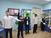 ''К Дню народного единства''. Ребята пробуют свои силы в семафорной азбуке. Библиотека им. В. Дубинина. 31 октября 2025 года