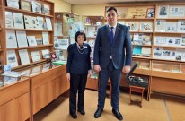 ''Дружим с Республикой Беларусь''. Наталья Ивановна Пинякова и Олег Владимирович Дикун в библиотечном ''Музее истории Канавинского района''. Библиотека им. А. Гайдара. 21 февраля 2025 года