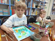 ''С героями русских народных сказок''. Ребята рисуют хозяина леса Лешего. Библиотека им. В. Дубинина. 22 октября 2025 года