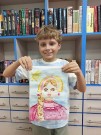''С героями русских народных сказок''. Юный художник Илья хвалится портретом Василисы Премудрой. Библиотека им. В. Дубинина. 8 октября 2025 года