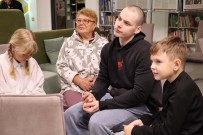 ''Ночь кино в библиотеке им. Ф.М. Достоевского''. Аудитория внимательно слушает вопрос. ЦРБ им. Ф.М. Достоевского. 23 августа 2025 года