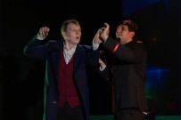 ''Премьера с душой: ''Невольный странник'' — смешно и трогательно''. Сцена из спектакля. Фото Андрея Хозяева. Дом актёра им. В.В. Вихрова. 28 августа 2025 года
