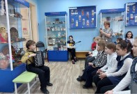 ''Птичья перекличка – 2025''. Ученики 3 класса гимназии № 50 внимают звукам музыки. Библиотека им. В. Дубинина. 25 марта 2025 года