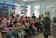 ''Птичья перекличка – 2025''. Библиотекарь Ирина Катаева рассказывает ребятам из детского сада о птицах. Библиотека им. В. Дубинина. 1 апреля 2025 года