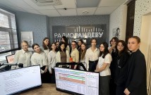 В гостях у ''Радио Рандеву''. Учащиеся школы № 121 в студии первой FM-радиостанции Нижнего Новгорода. Март 2025 года