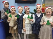 ''Волшебный декабрь''. Участники Школы снеговиков демонстрируют свои поделки. Библиотека им. В. Дубинина. 7 декабря 2025 года