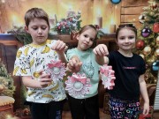 ''Волшебный декабрь''. Юные мастера создали игрушку ''Розовое чудо''. Библиотека им. В. Дубинина. 4 декабря 2025 года