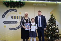 ''Вдохновение зимы''. Победителей конкурса награждают депутат Владислав Егоров и Алла Козлова, представитель фракции КПРФ. Библиотека им. А.Н. Островского. 12 декабря 2025 года