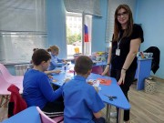 ''Защитники природы''. Библиотекарь Лилия Александровна Седнина руководит изготовлением экокоробочки для батареек. Библиотека им. В. Дубинина. 25 июня 2025 года