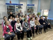 Космическая одиссея ''Ключ на старт!'' Участники слушают рассказ про первых космонавтов. Библиотека им. В. Дубинина. 10 апреля 2026 года