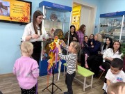 ''Масленичные забавы: от понедельника до воскресенья''. Участники праздника наряжают чучело зимы. Библиотека им. В. Дубинина. 22 февраля 2026 года