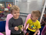 ''Масленичные забавы: от понедельника до воскресенья''. Ребята играют в игру ''Угадай крупу''. Библиотека им. В. Дубинина. 22 февраля 2026 года