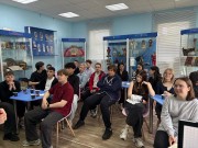 ''За чаем не скучаем: чайные традиции народов России''. Участники встречи знакомятся с чайными традициями народов России. Библиотека им. В. Дубинина. 29 апреля 2026 года