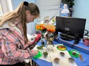 ''За чаем не скучаем: чайные традиции народов России''. Капитан команды выбирает ингредиенты для чая. Библиотека им. В. Дубинина. 29 апреля 2026 года