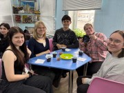 ''За чаем не скучаем: чайные традиции народов России''. Ребята получили рецепт чая и готовятся его заваривать. Библиотека им. В. Дубинина. 29 апреля 2026 года