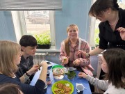 ''За чаем не скучаем: чайные традиции народов России''. Сотрудник библиотеки дает совет при заваривании фруктового чая. Библиотека им. В. Дубинина. 29 апреля 2026 года