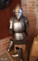 Рыцарский доспех, Германия, XIV век: шлем-бацинет ''хундс гугель'', или ''песья морда'', кираса, кольчуга, наплечники, наголенники, саббатоны. Реконструкция. Фото Татьяны Шепелевой. 24 сентября 2014 года