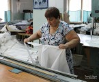 Купон отделяется разрывом - попросту отрывается от рулона. ЗАО ''Гипюр'', Чкаловск Нижегородской области. Фото Татьяны Шепелевой. 25 сентября 2015 года