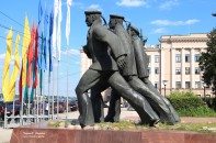 Монумент героям Волжской военной флотилии. 1976-1977 гг. Бронза, гранит. Скульптор П.И. Гусев, архитекторы Б.С. Нелюбин, В.Я. Ковалев. Нижний Новгород, пл. Маркина. Фото Татьяны Шепелевой