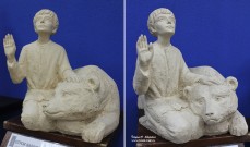 Алексей Леонов. Отрок Варфоломей с мишкой. Шамот. Фоторепродукция Татьяны Шепелевой