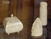 Изделия варнавинских косторезов в Музее истории художественных промыслов Нижегородской области. Слева - шкатулка ''Белочка'', 1995 год. Фото Татьяны Шепелевой. Май 2016 года