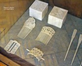 Изделия варнавинских косторезов в Музее истории художественных промыслов Нижегородской области: шкатулки, гребни и заколки для волос, вязальные крючки. Фото Татьяны Шепелевой. Май 2016 года