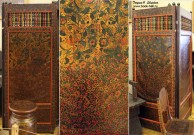 Ширма из клеенки. Детский стульчик (справа, внизу). Образцы мебели Семеновской артели ''Экспорт''. Фото Татьяны Шепелевой. Май 2016 года
