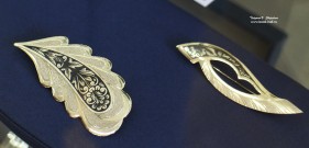 Броши: справа – Петрова О.А., слева – Бобылева Л.М. 2014. Серебро 925 пробы, чернь. Фото Татьяны Шепелевой. 2015 год
