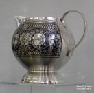 Тропина Е.Ф. Чайно-кофейный набор. Молочник. 2000. Серебро 925 пробы, чернь. Фото Татьяны Шепелевой. 2015 год