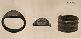 Перстни, кольца, фрагменты колец (стекло, медный сплав) Перстни, кольца, фрагменты колец (стекло, медный сплав)