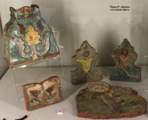 Изразцы печные: ножка, «городки», фрагмент лицевой стороны. Вторая половина XVII – XVIII вв. Керамика, полива Изразцы печные: ножка, «городки», фрагмент лицевой стороны. Вторая половина XVII – XVIII вв. Керамика, полива