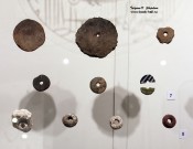 Два верхних ряда: заготовки пряслиц из стенок сосудов и пряслица (керамика). Нижний ряд: Заготовка пряслица, пряслица (камень, шифер) Два верхних ряда: заготовки пряслиц из стенок сосудов и пряслица (керамика). Нижний ряд: Заготовка пряслица, пряслица (камень, шифер)